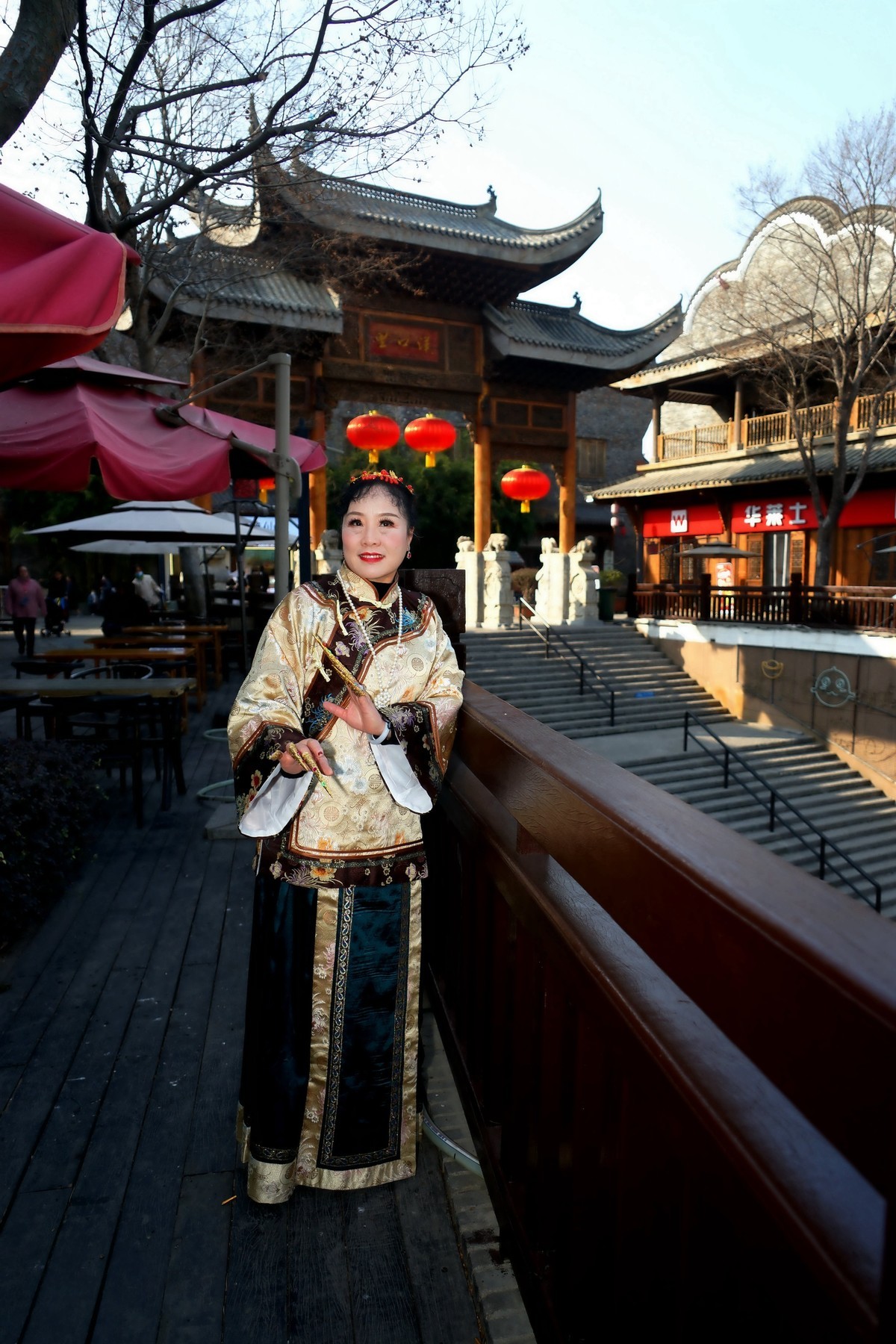 环境人像---汉口里古装的开心丽丽美女！