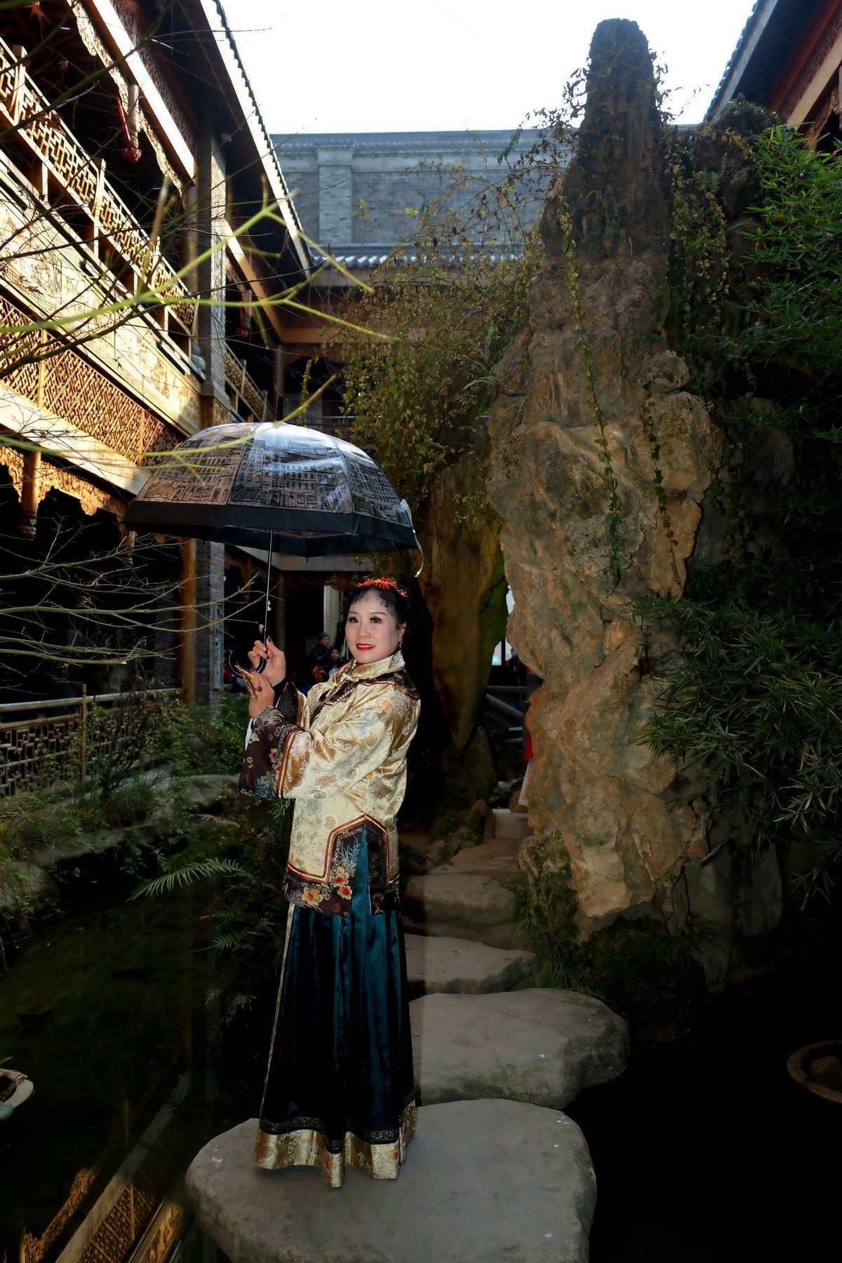 环境人像---汉口里古装的开心丽丽美女！