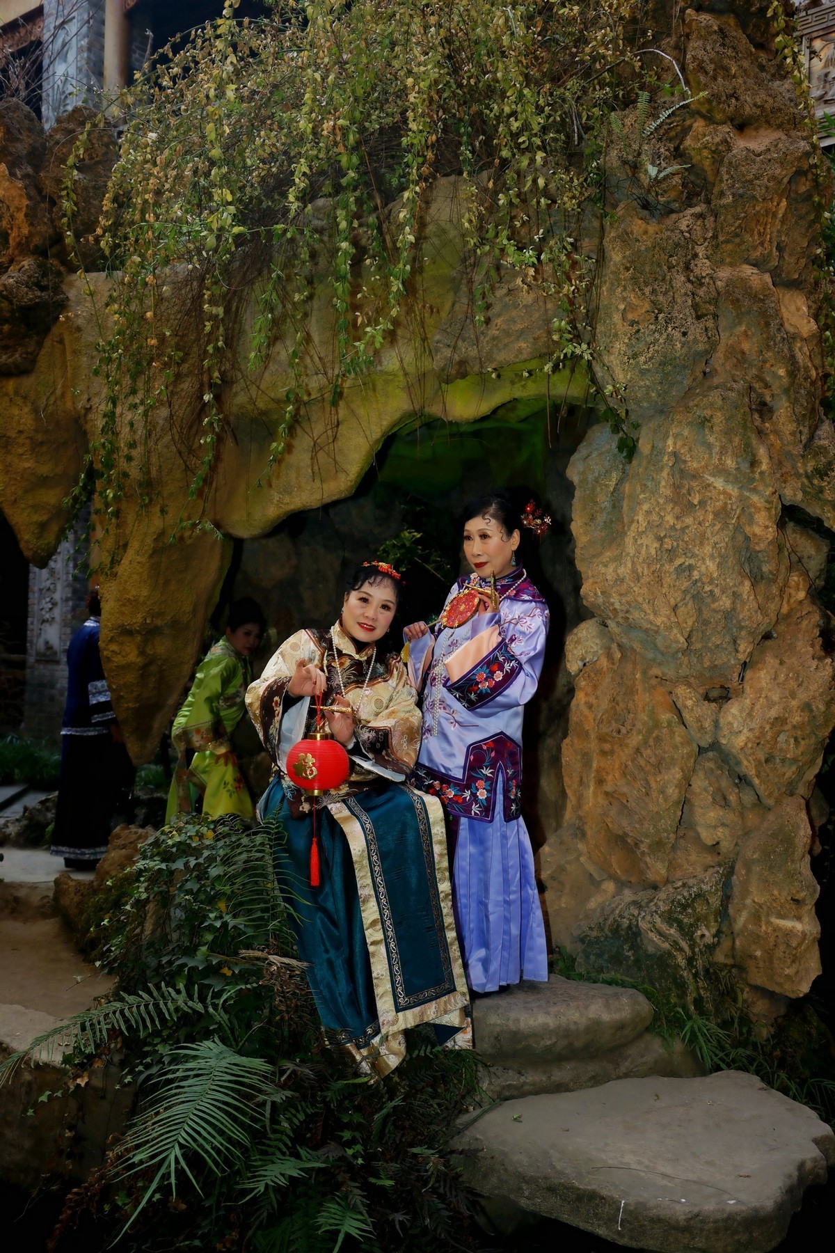 环境人像---汉口里古装的开心丽丽美女！