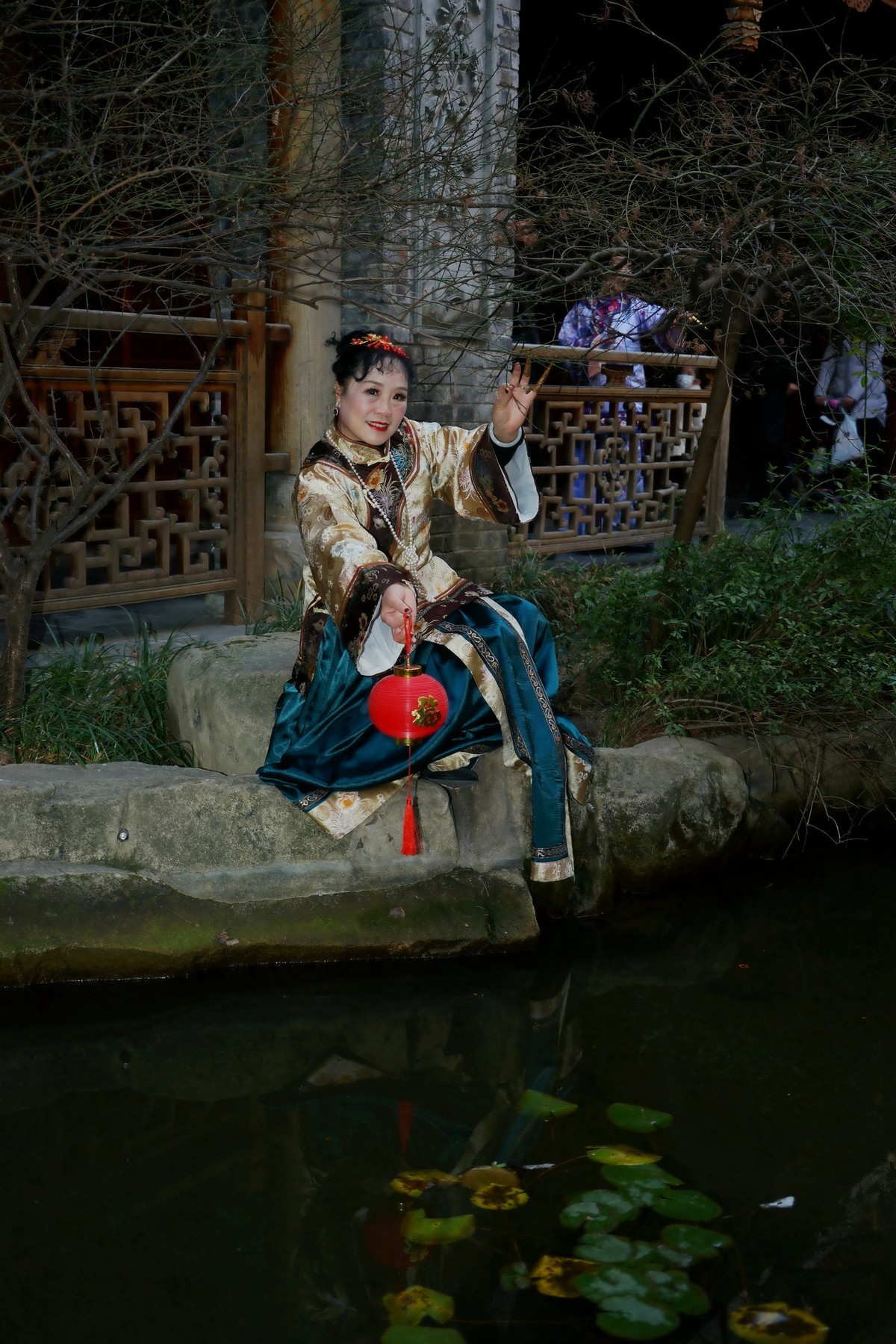 环境人像---汉口里古装的开心丽丽美女！