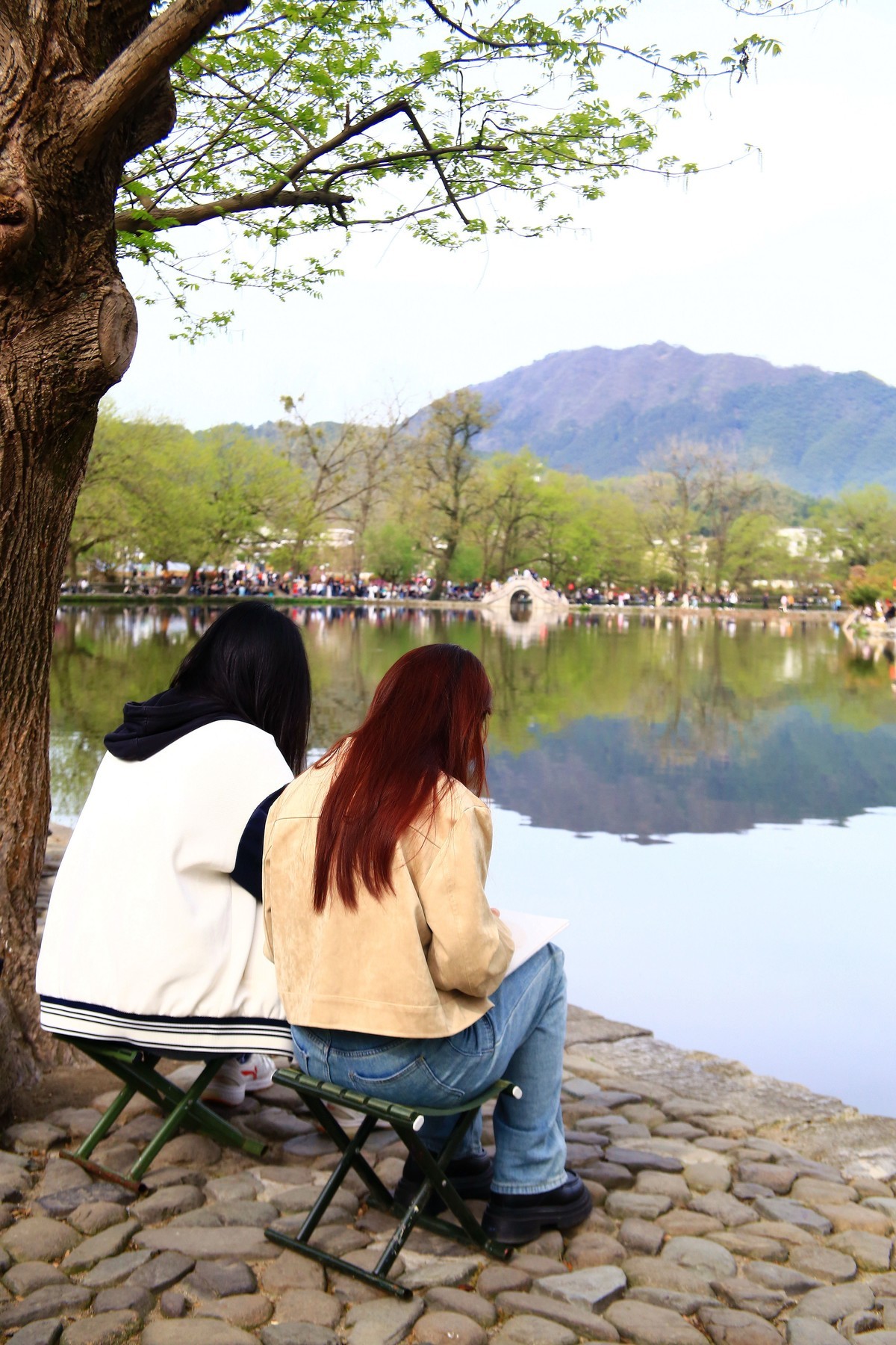 在宏村写生的学生