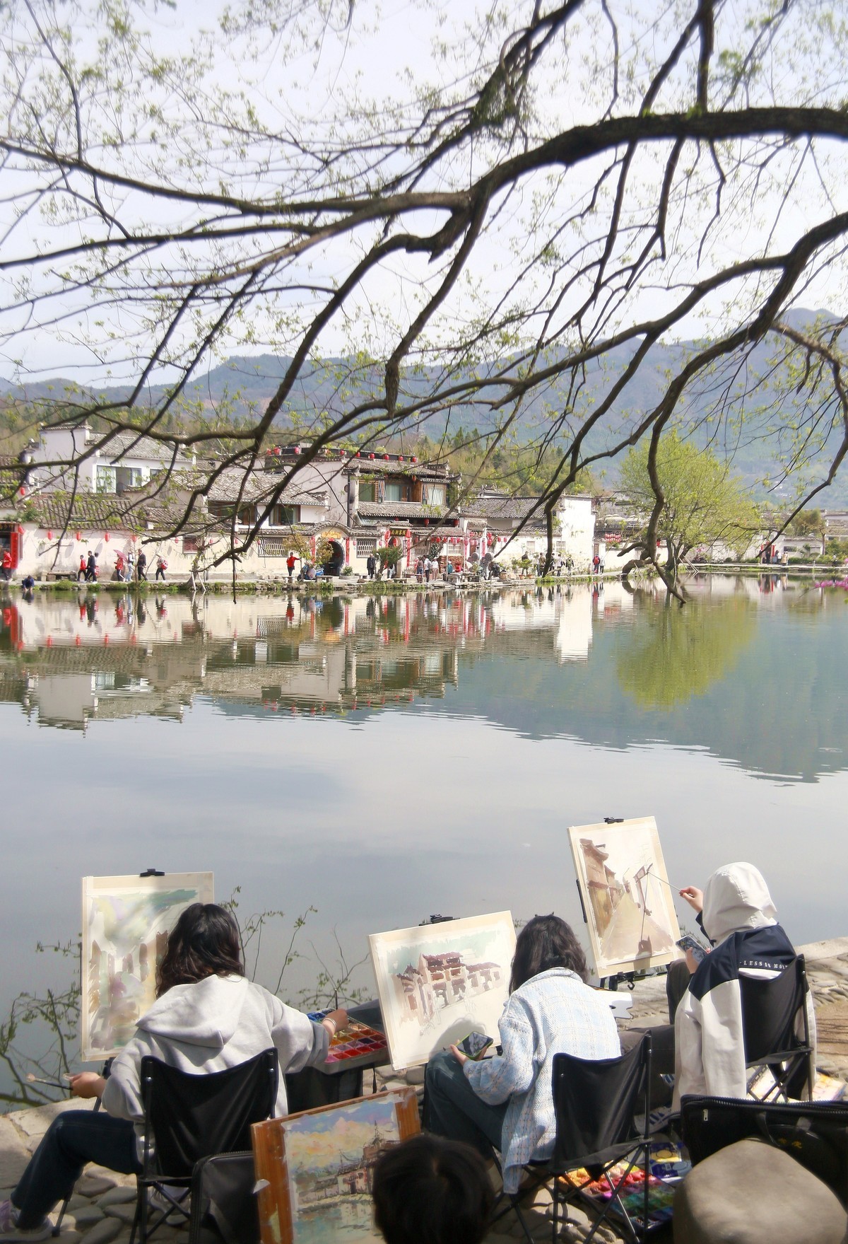 在宏村写生的学生