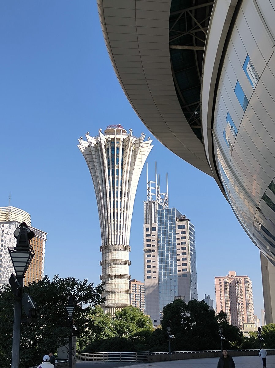 漫步星城 走街串巷（583）体育场北门