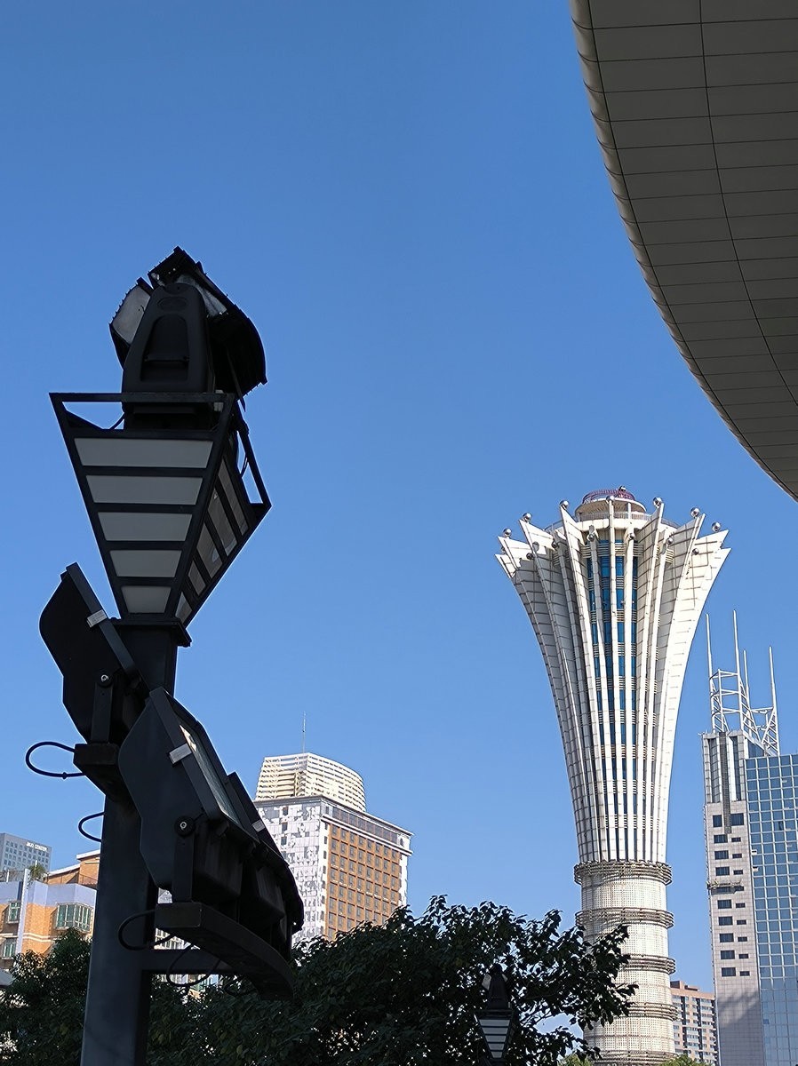 漫步星城 走街串巷（583）体育场北门