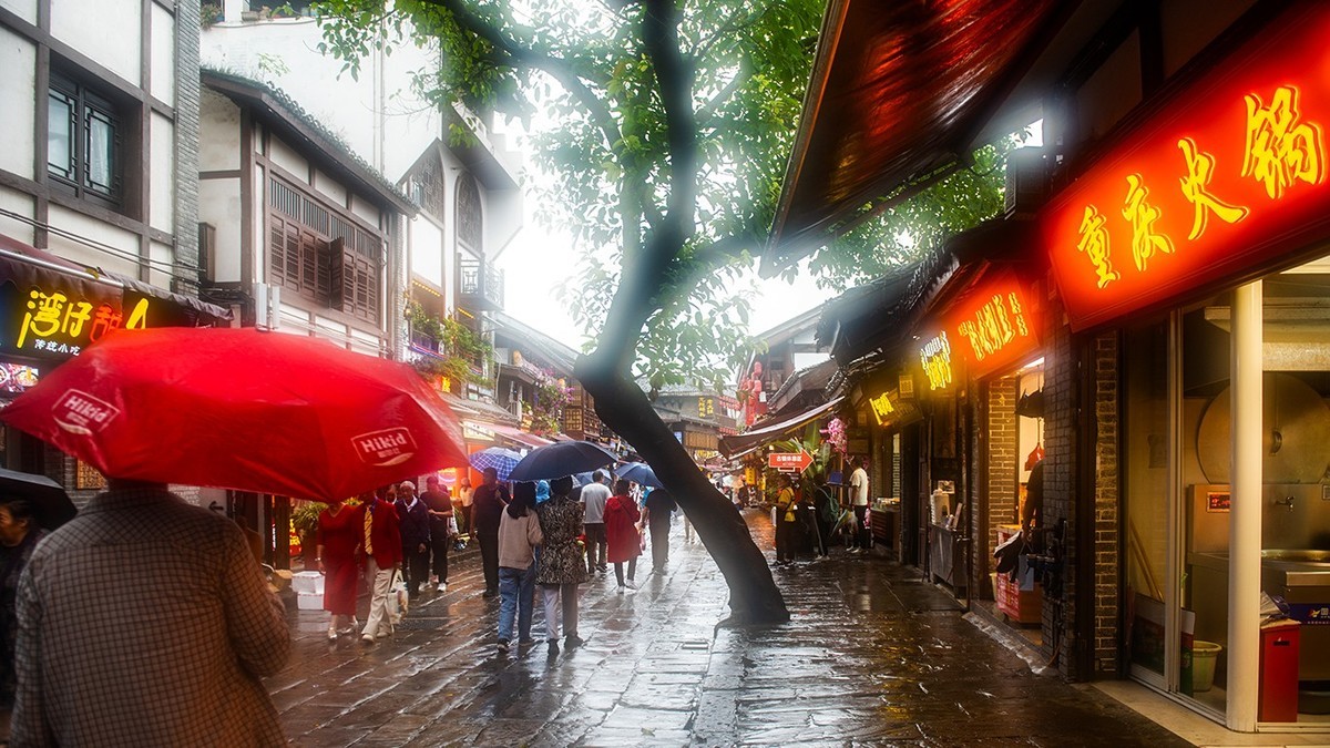 重庆—雨中热闹的瓷器口