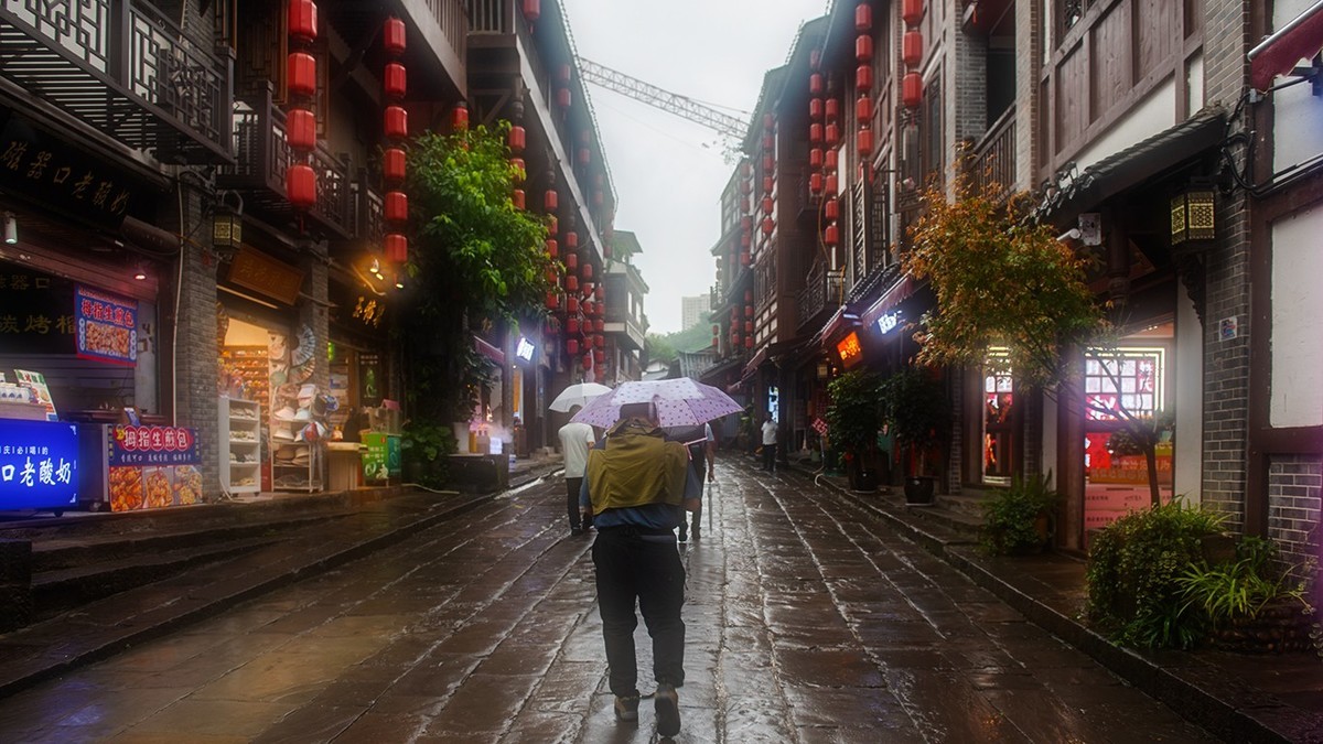 重庆—雨中热闹的瓷器口