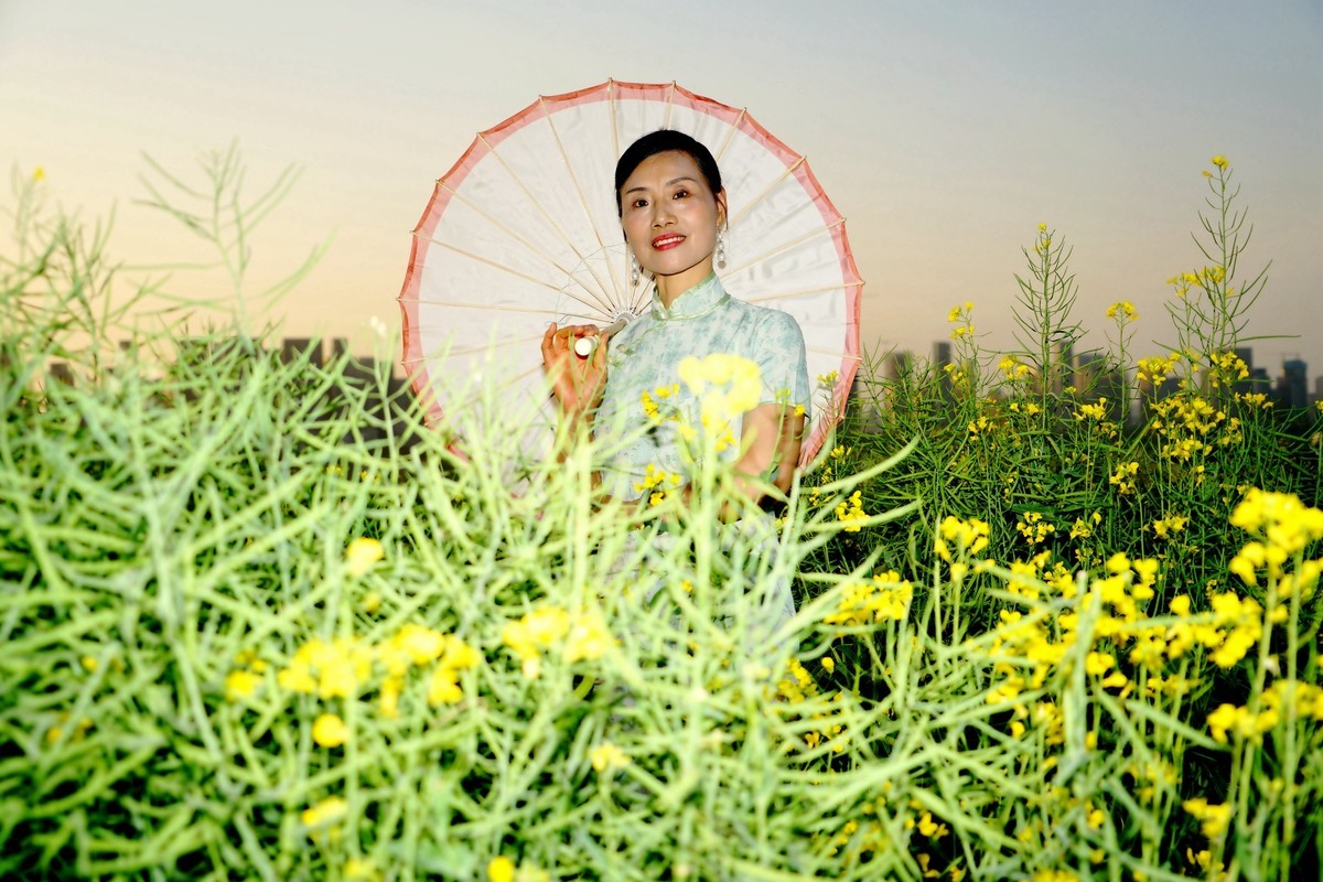 油菜花田旁！
