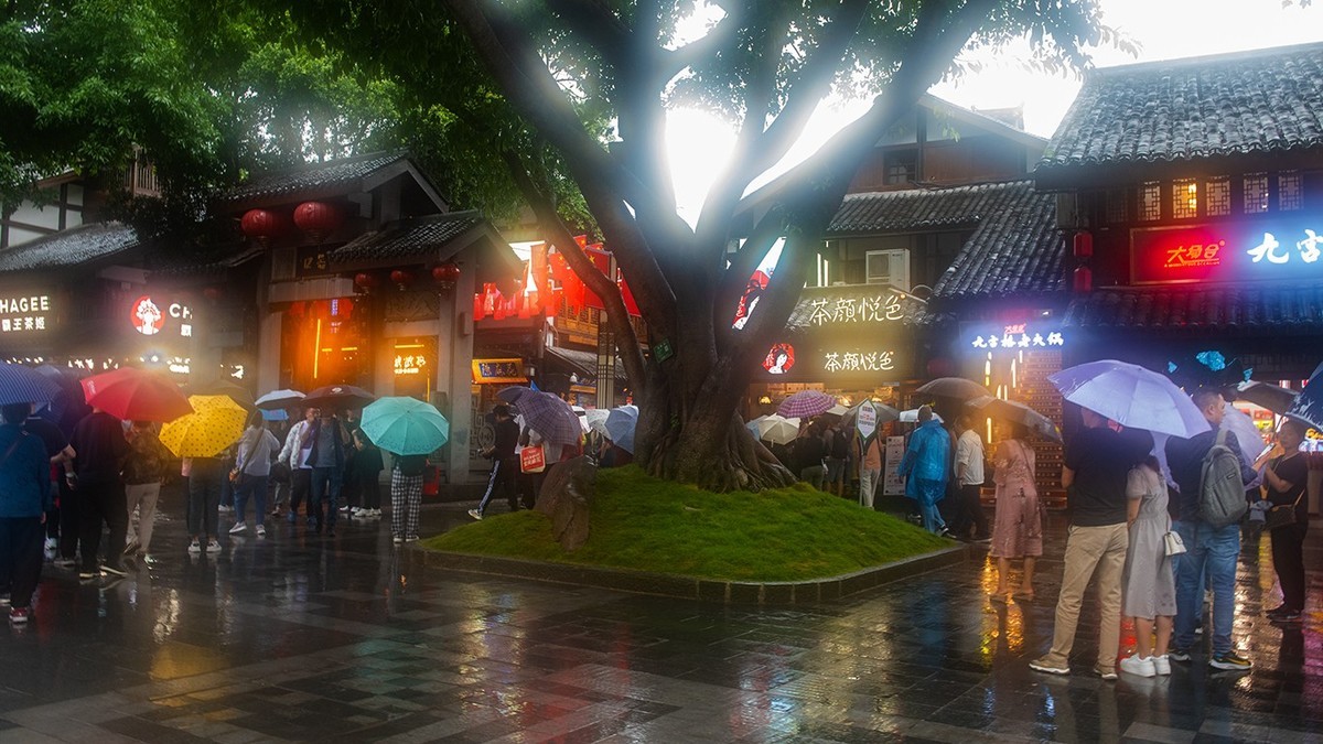 重庆—雨中热闹的瓷器口