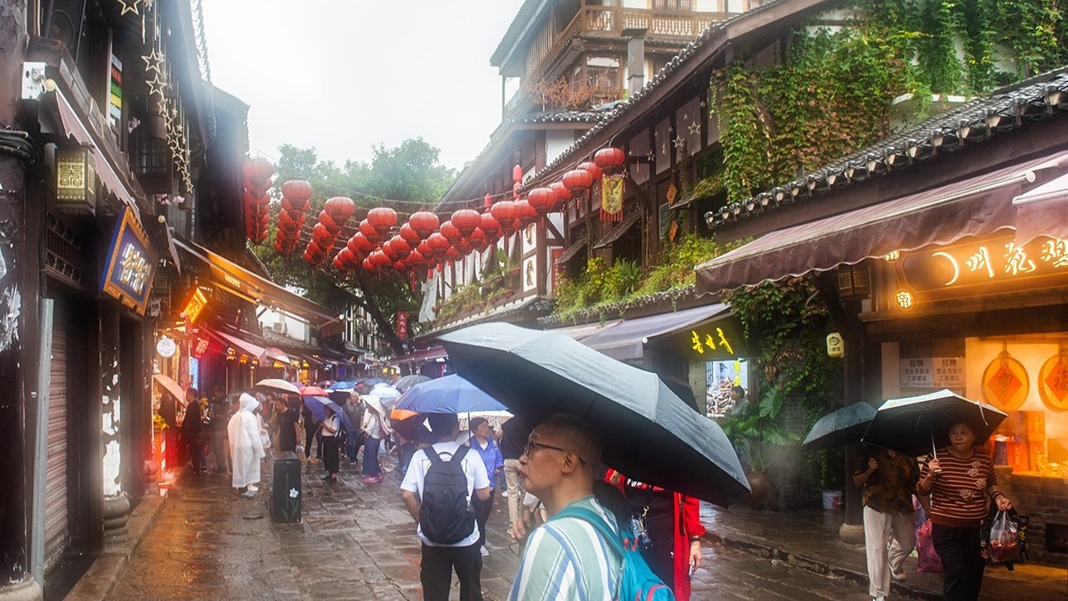 重庆—雨中热闹的瓷器口