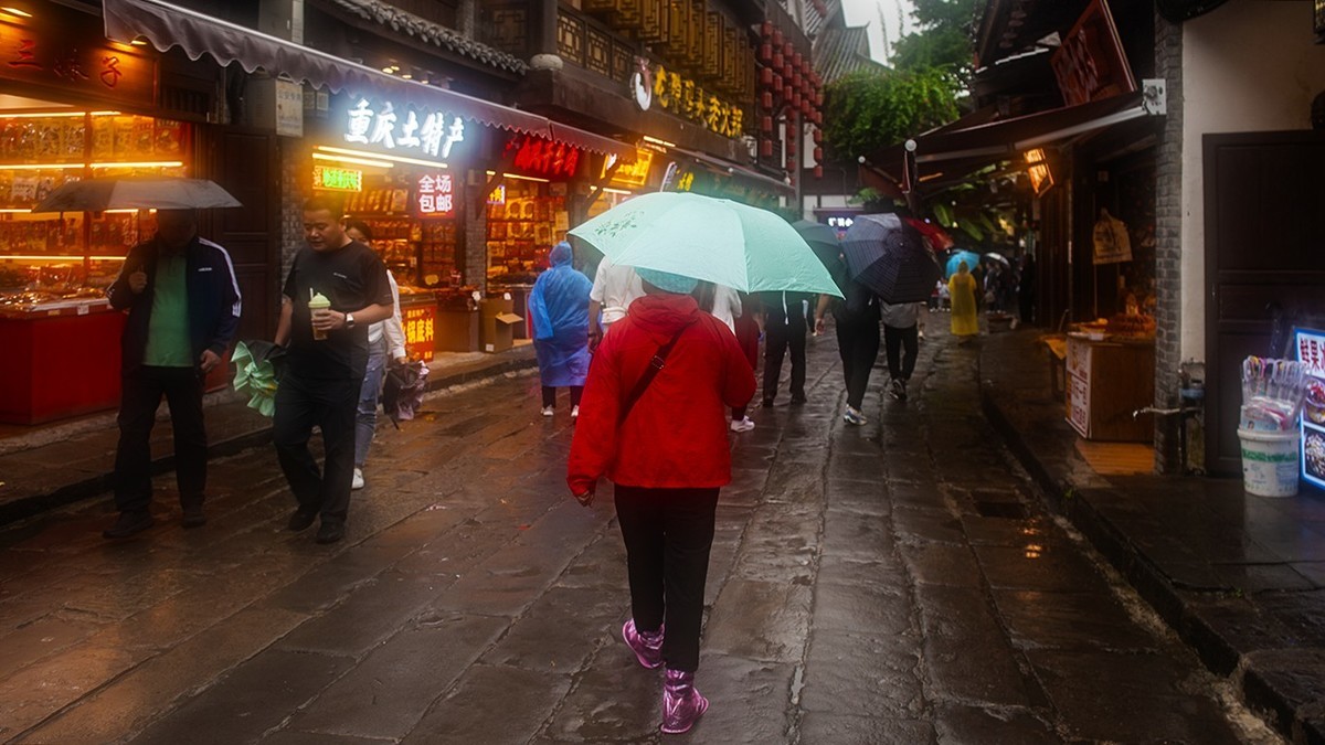 重庆—雨中热闹的瓷器口