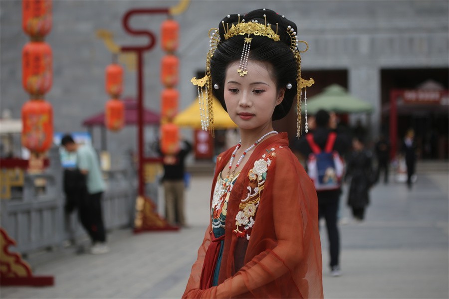 街拍洛阳的景区和美女