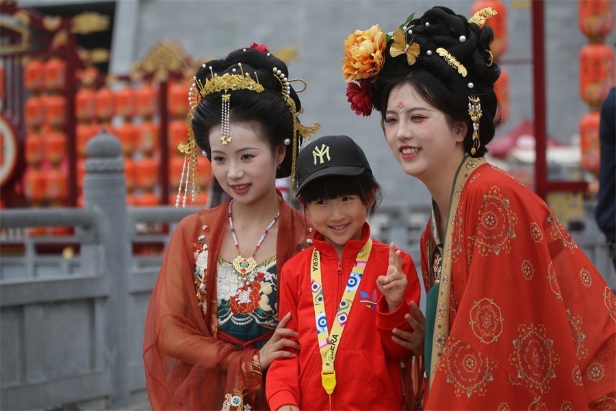 街拍洛阳的景区和美女