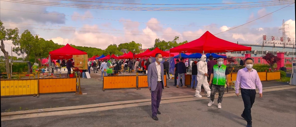 手机视频截图 魔都刚刚燃起的人间烟火气息