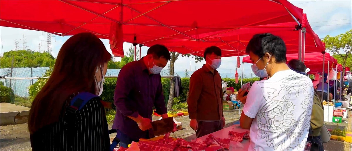 手机视频截图 魔都刚刚燃起的人间烟火气息