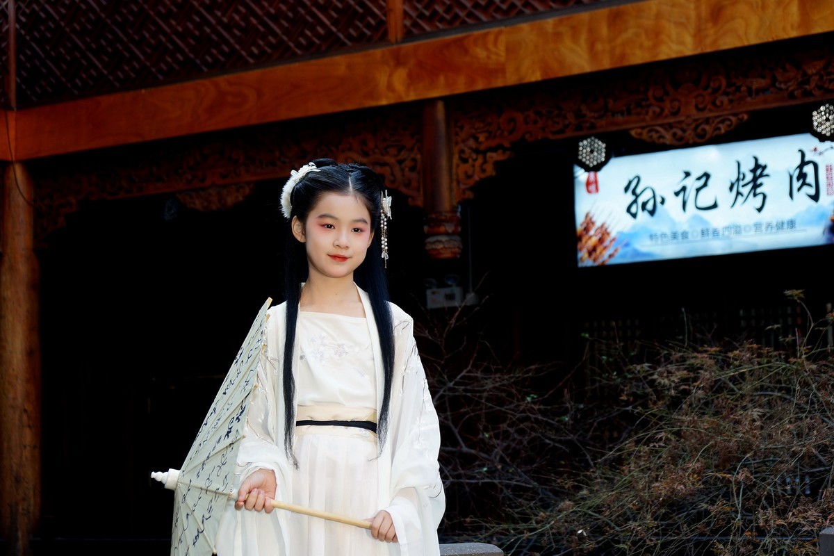 汉口里的古装小女孩