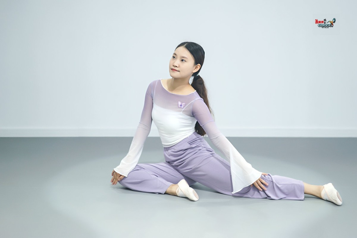 【清秀舞蹈女生】---小朱