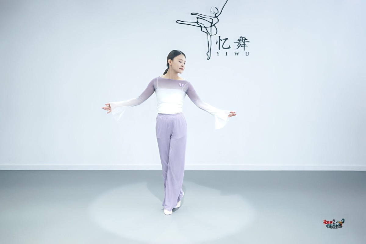 【清秀舞蹈女生】---小朱