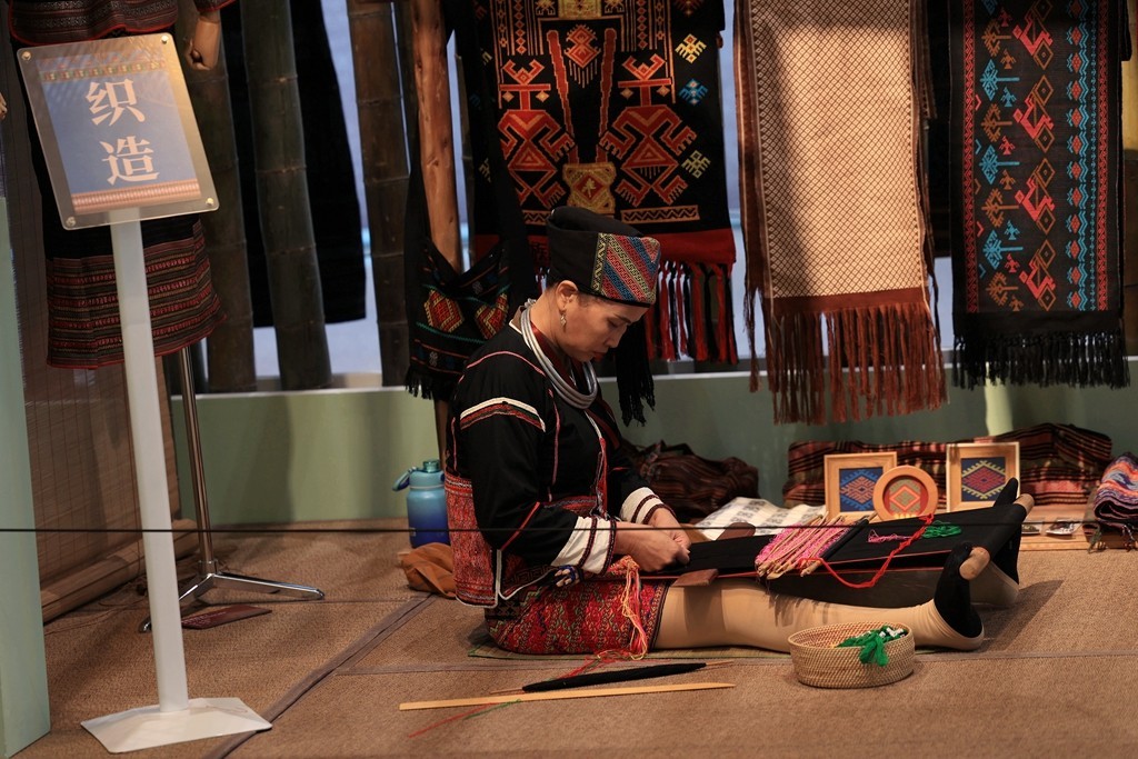 黎华锦簇----黎族传统纺染织绣技艺保护成就展