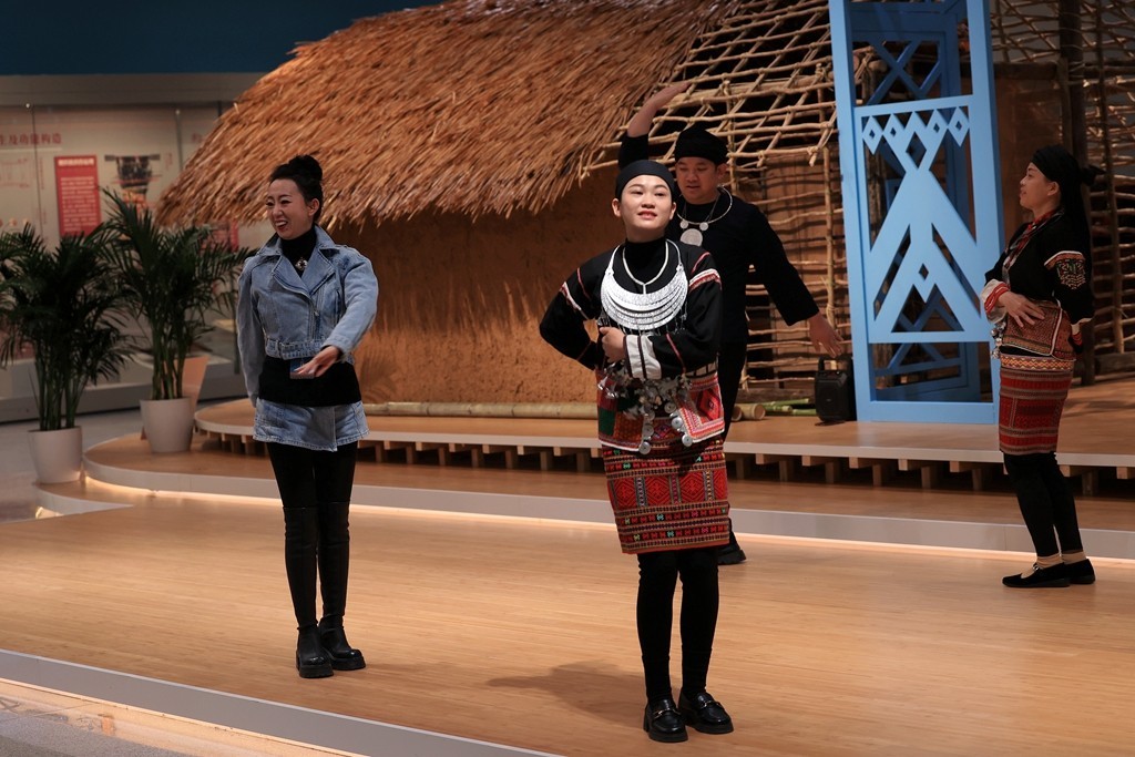 黎华锦簇----黎族传统纺染织绣技艺保护成就展