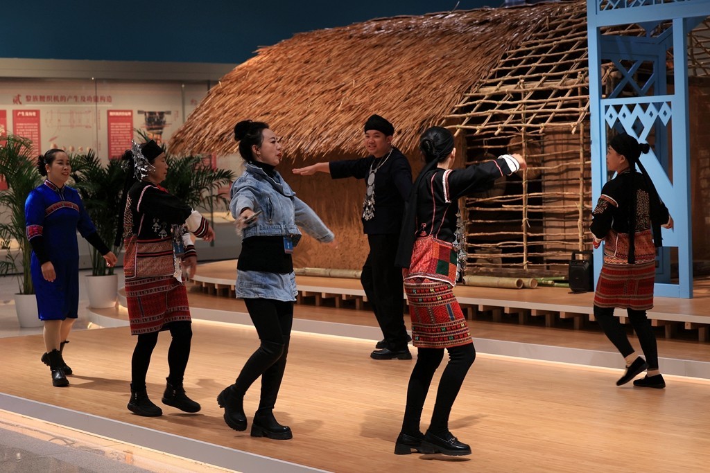 黎华锦簇----黎族传统纺染织绣技艺保护成就展