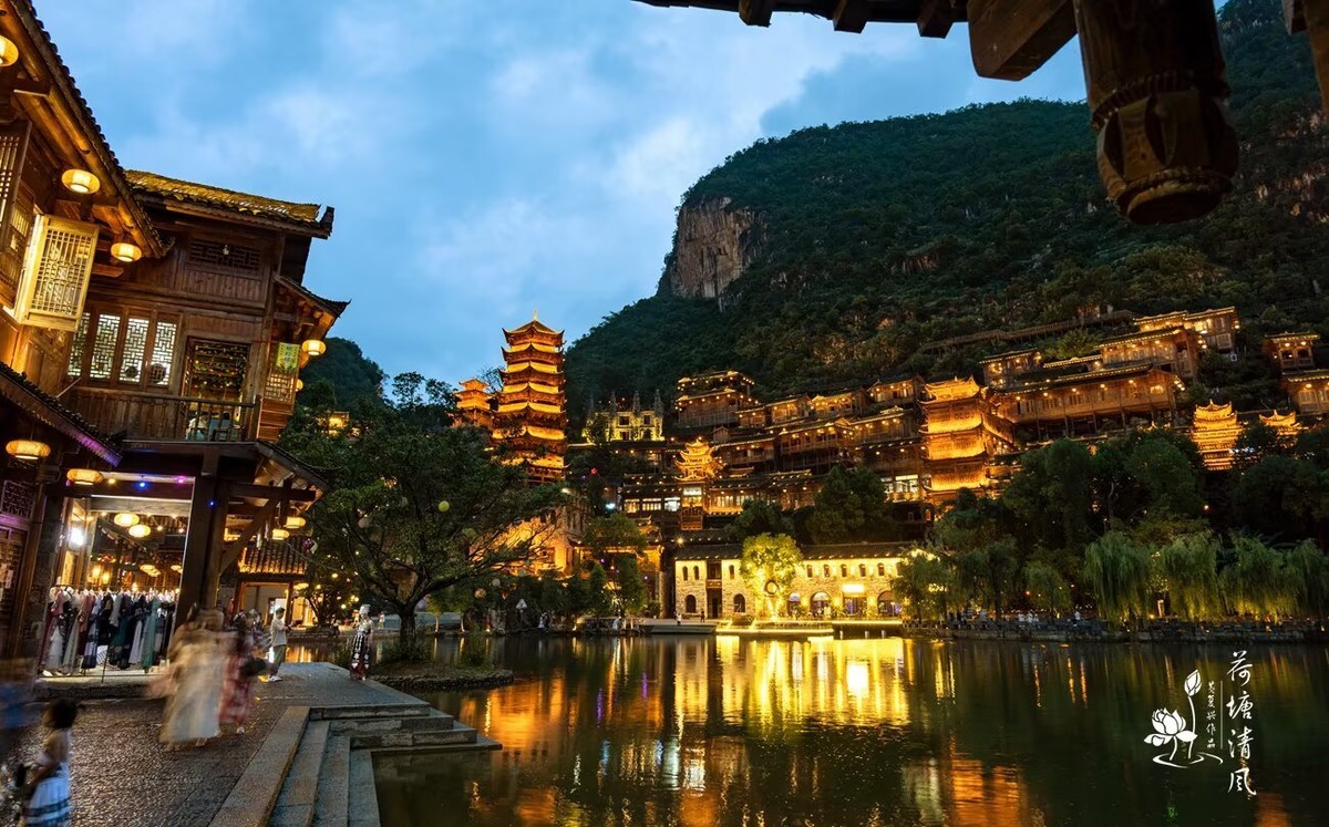 贵州、黔西南、兴义市。“峰林布依夜景”。