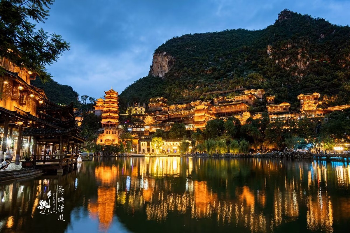 贵州、黔西南、兴义市。“峰林布依夜景”。