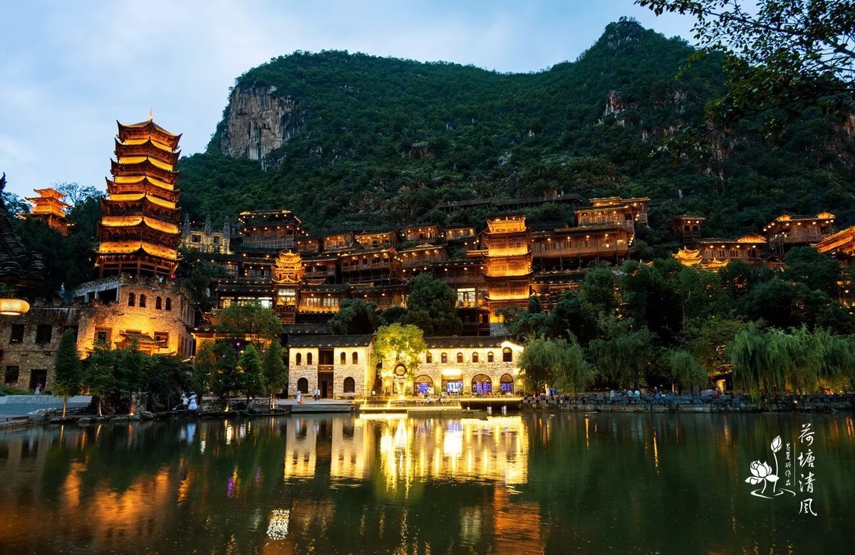 贵州、黔西南、兴义市。“峰林布依夜景”。