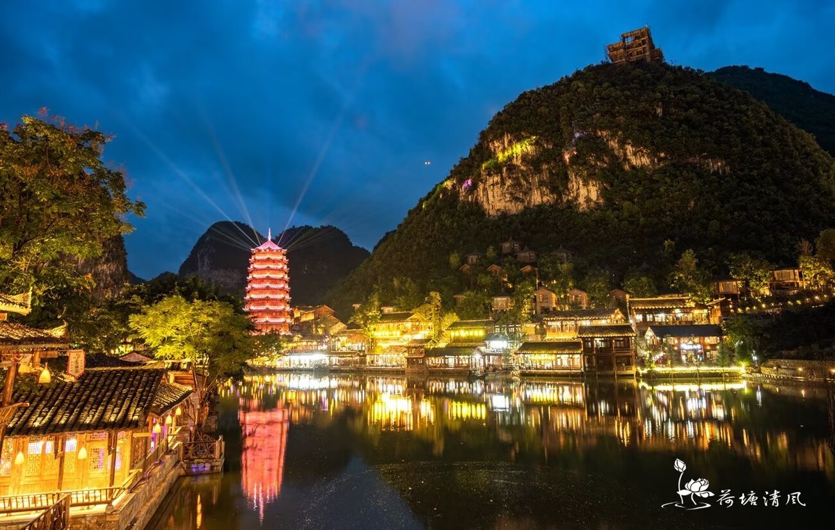 贵州、黔西南、兴义市。“峰林布依夜景”。