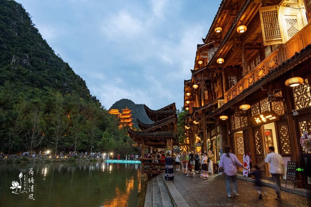 贵州、黔西南、兴义市。“峰林布依夜景”。