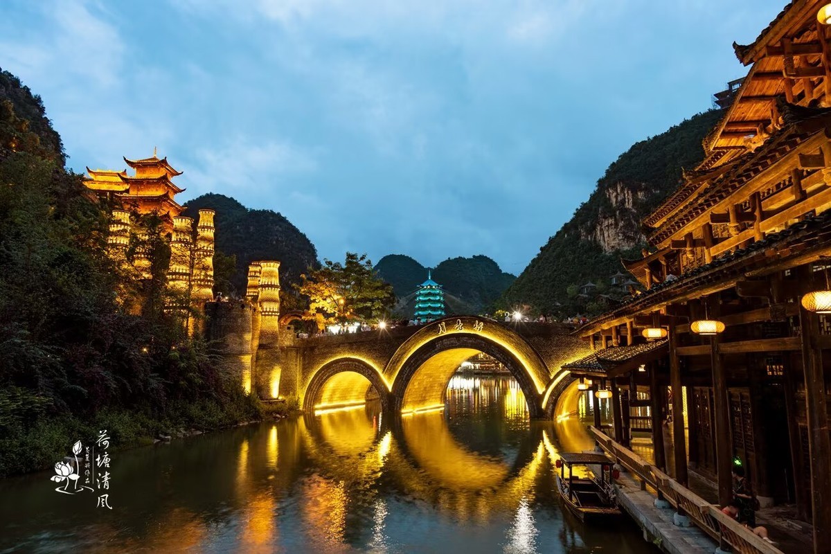 贵州、黔西南、兴义市。“峰林布依夜景”。