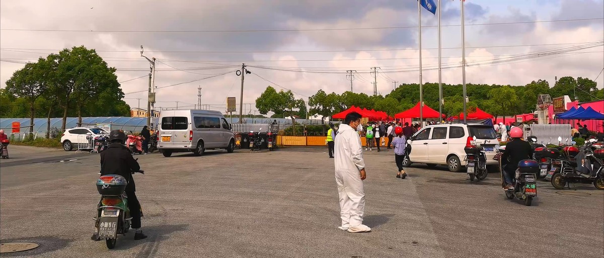 手机视频截图 魔都刚刚燃起的人间烟火气息