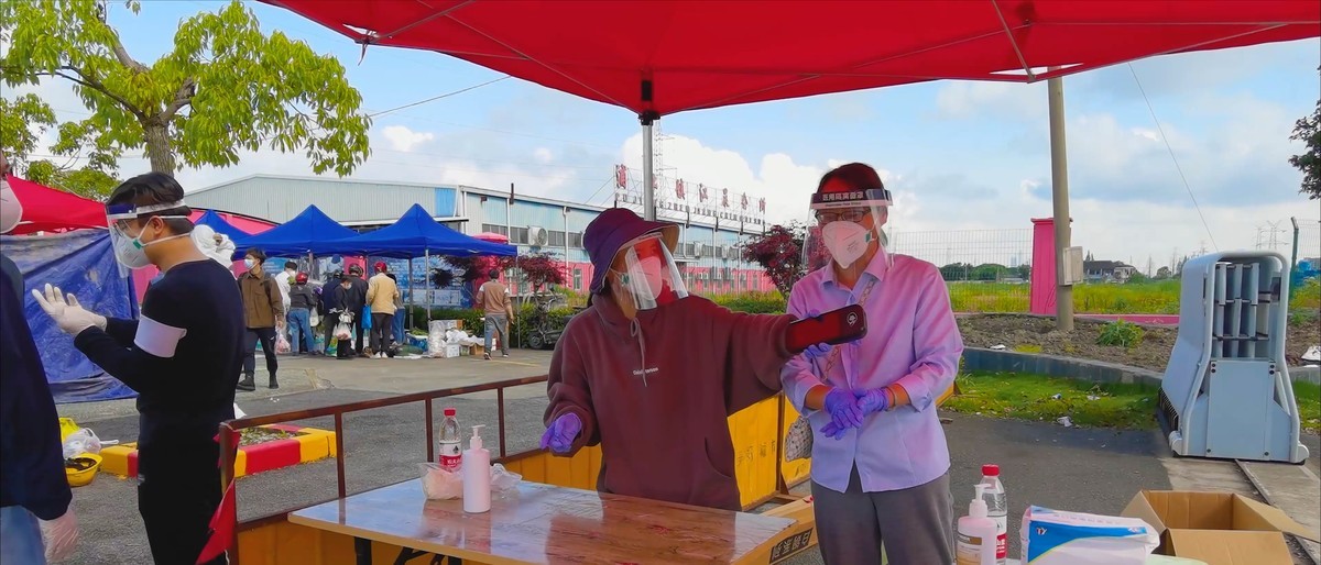 手机视频截图 魔都刚刚燃起的人间烟火气息