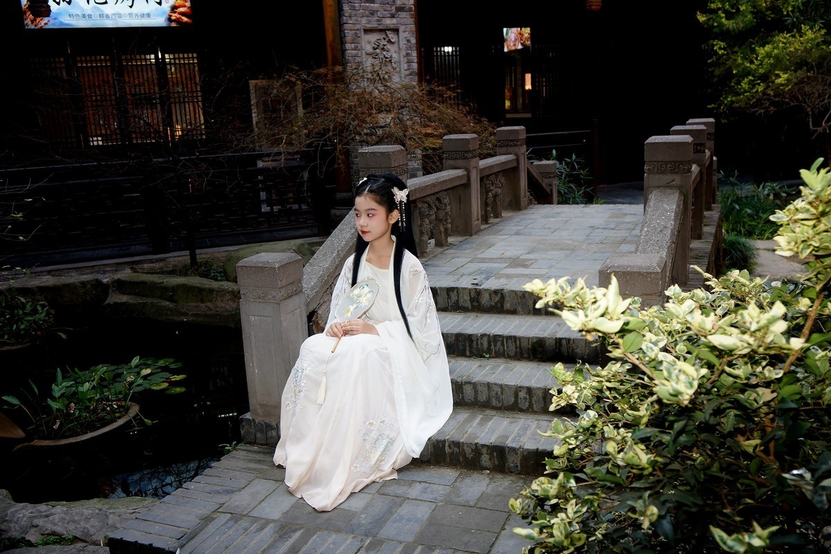 汉口里的古装小女孩