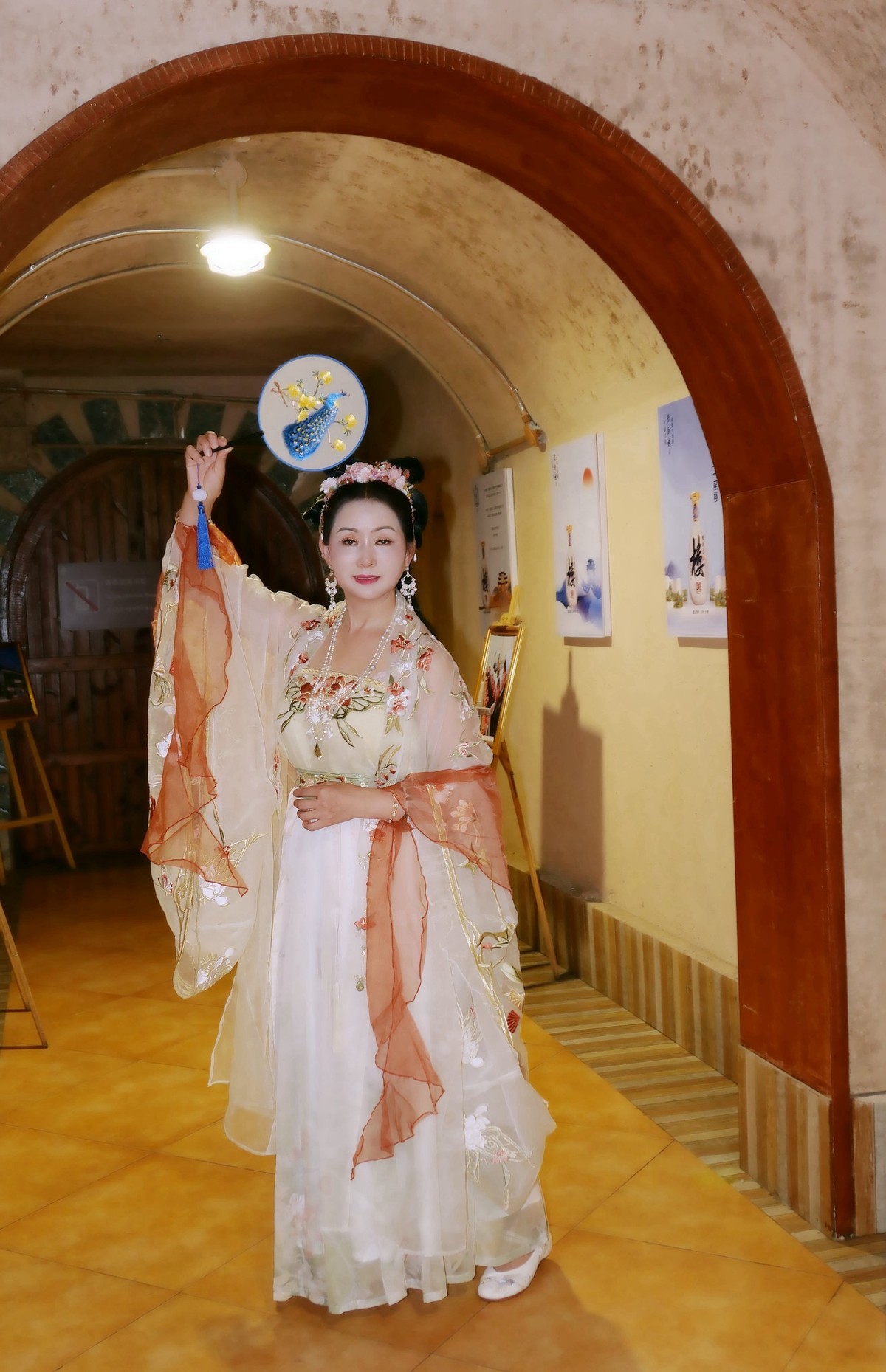 室内环境人像---酒文化博物馆中的古典美女！