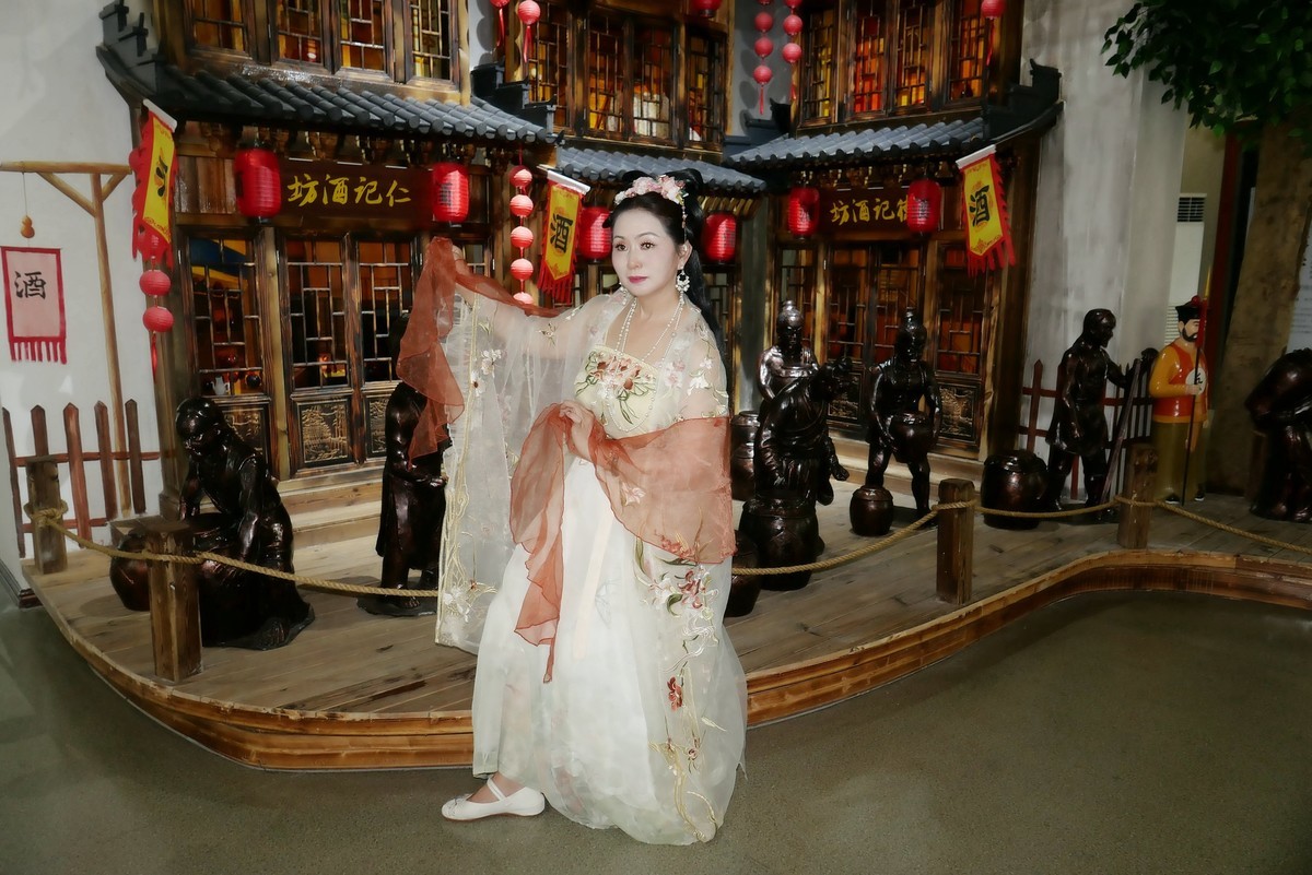 室内环境人像---酒文化博物馆中的古典美女！