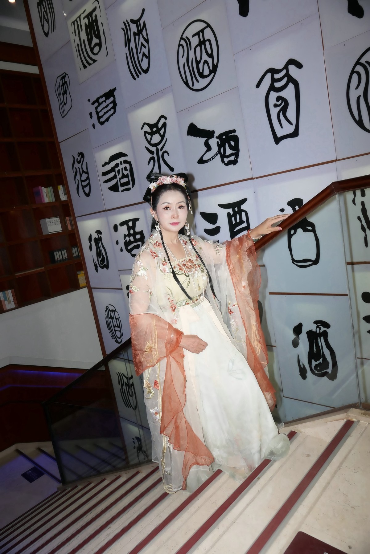 室内环境人像---酒文化博物馆中的古典美女！