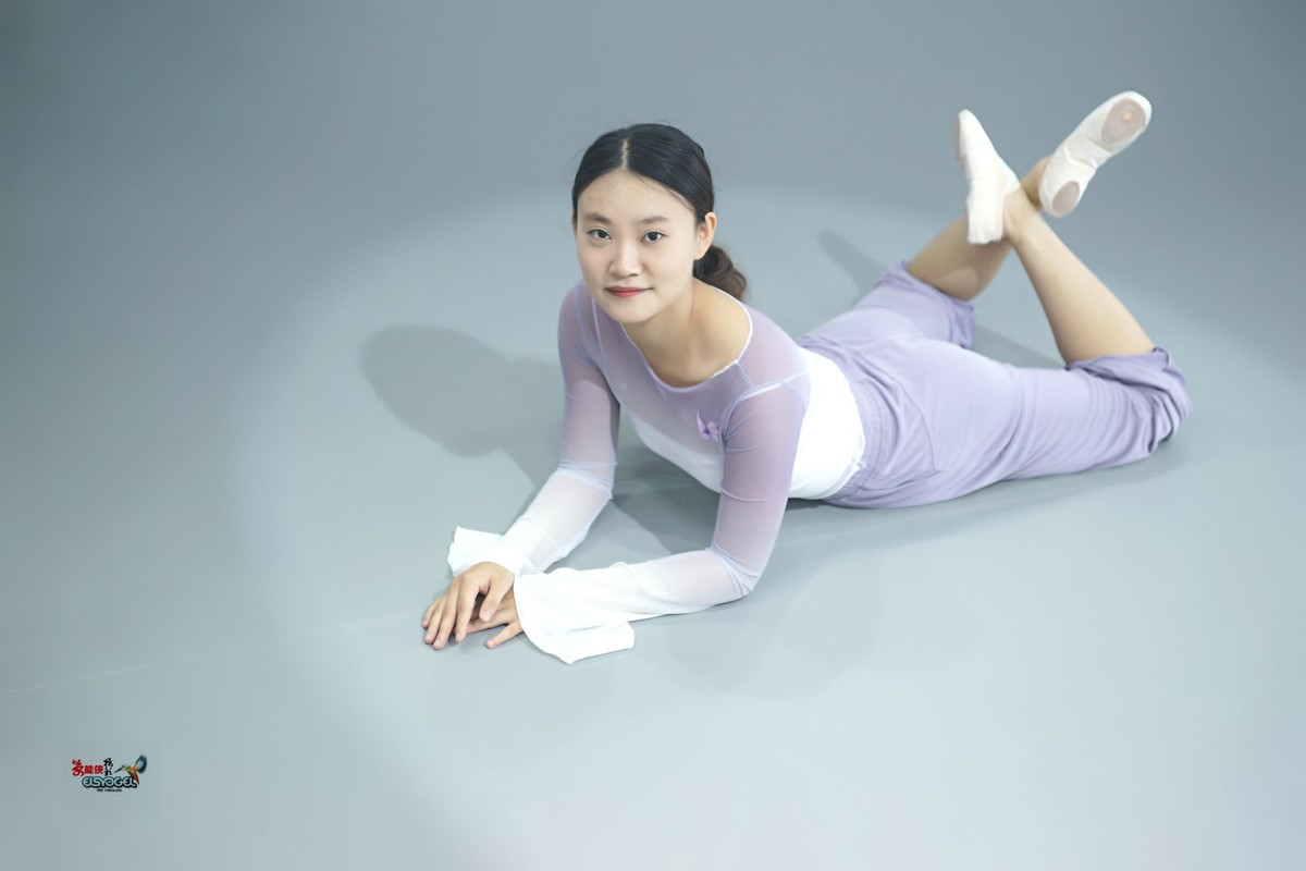 【清秀舞蹈女生】---小朱