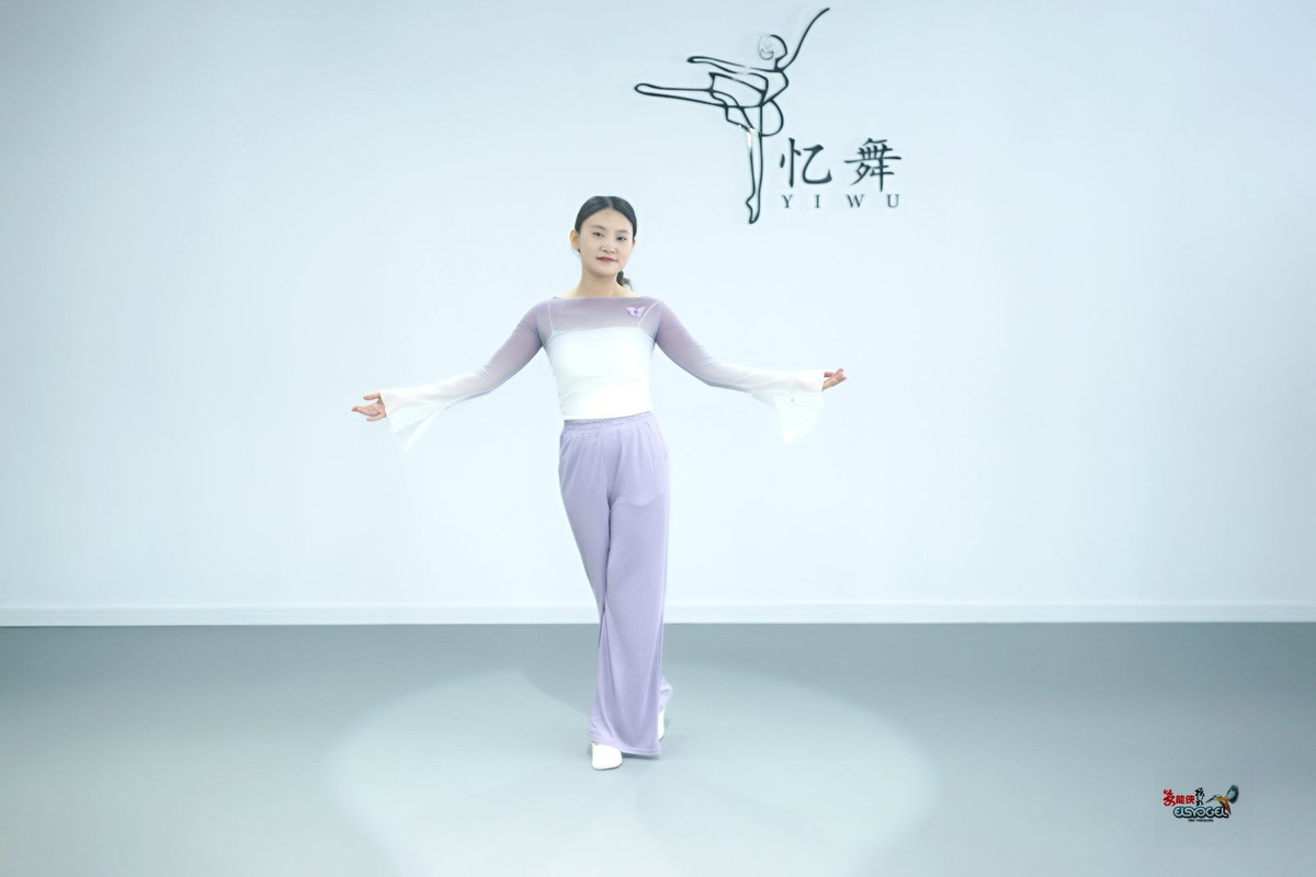 【清秀舞蹈女生】---小朱