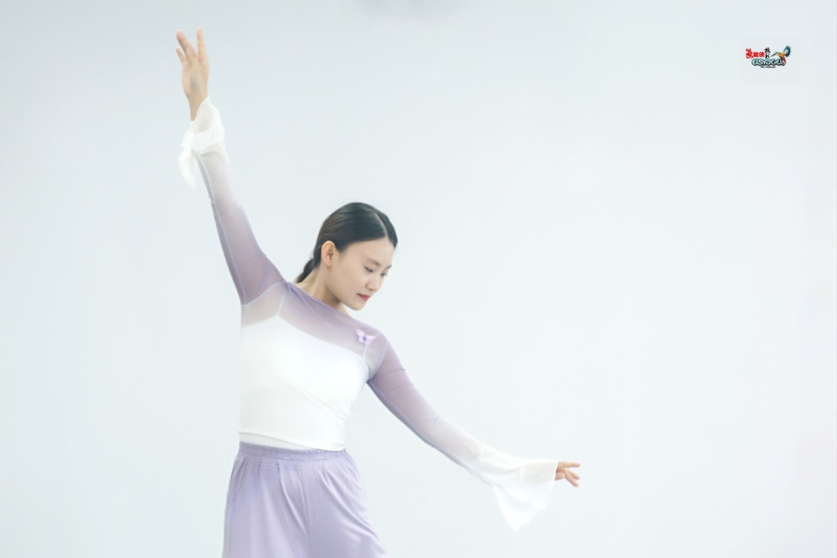 【清秀舞蹈女生】---小朱