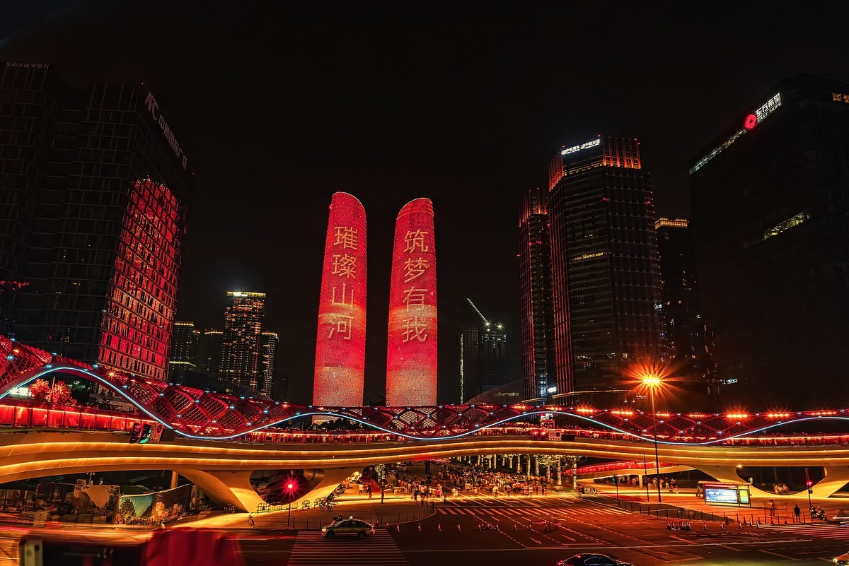 #一张照片一座城#雪山下的花园城市 · 成都风光