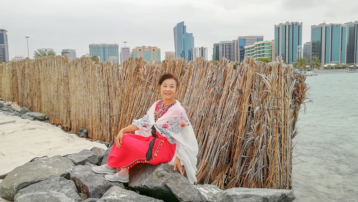 海滨人影（阿布扎比）