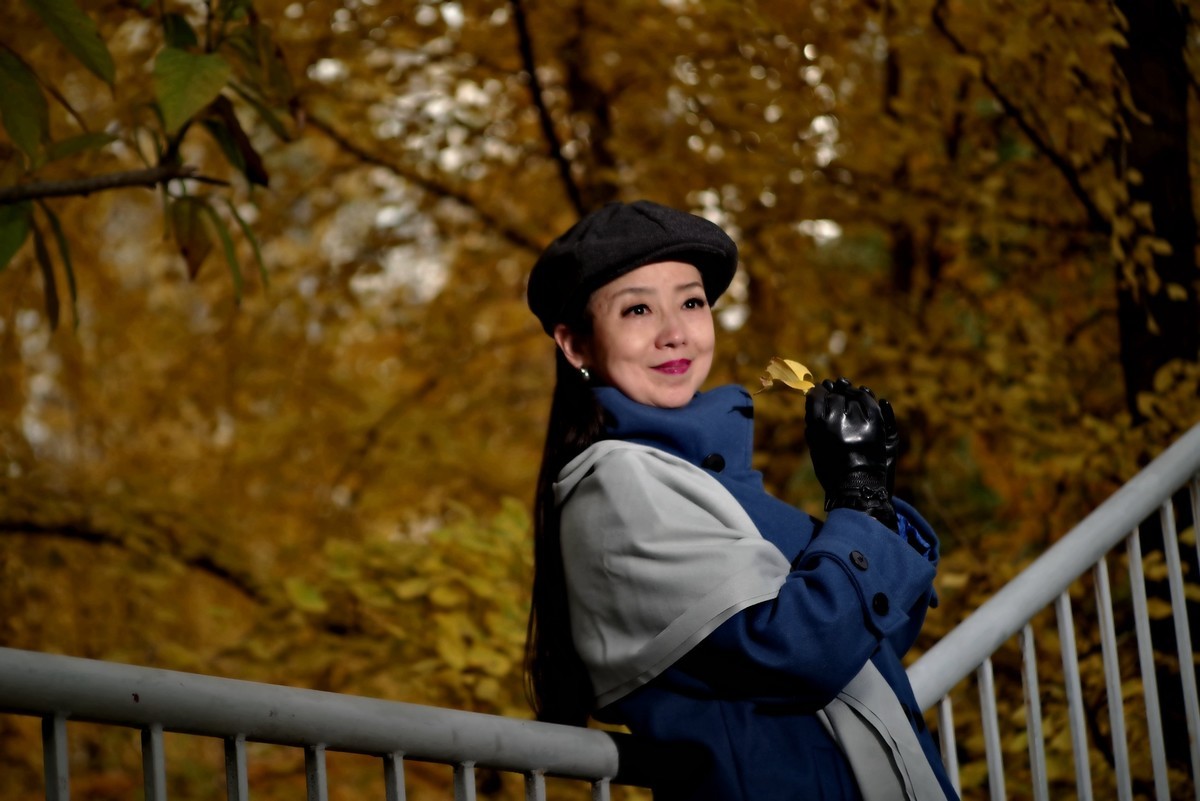 枫叶下的美女老师！