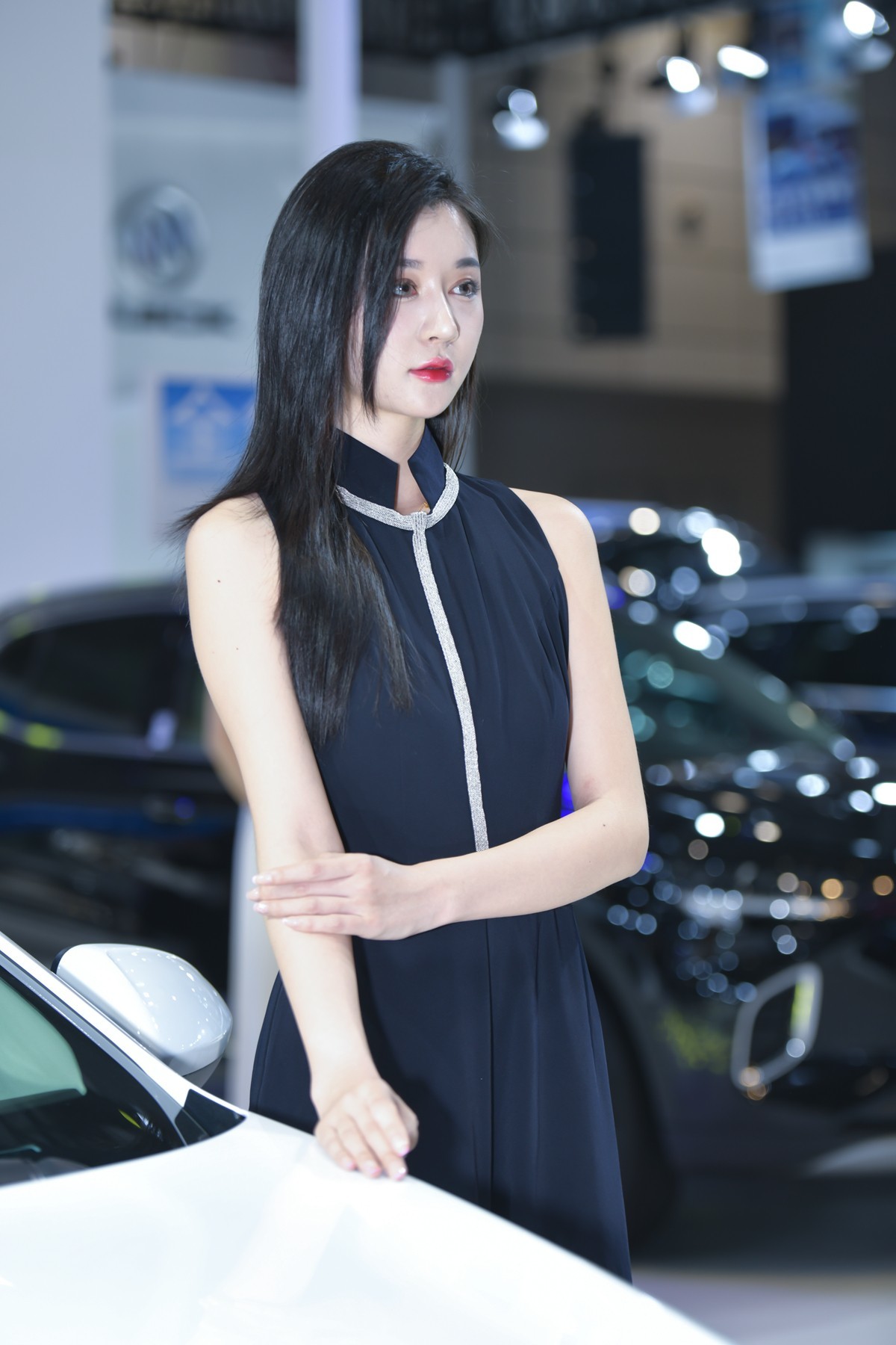 非常文静的车模