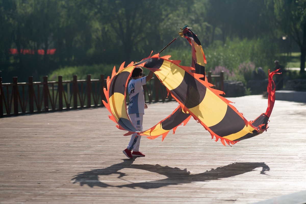 手舞彩带映晨光（2）