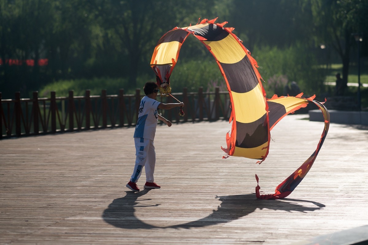 手舞彩带映晨光（2）