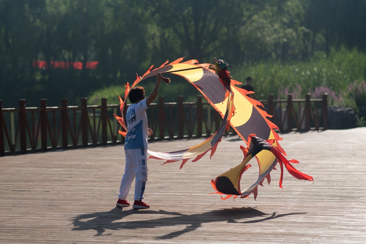 手舞彩带映晨光（2）