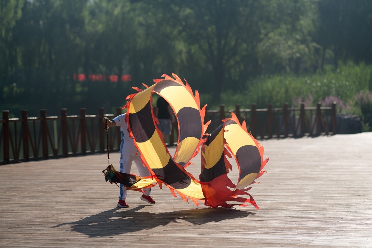 手舞彩带映晨光（2）