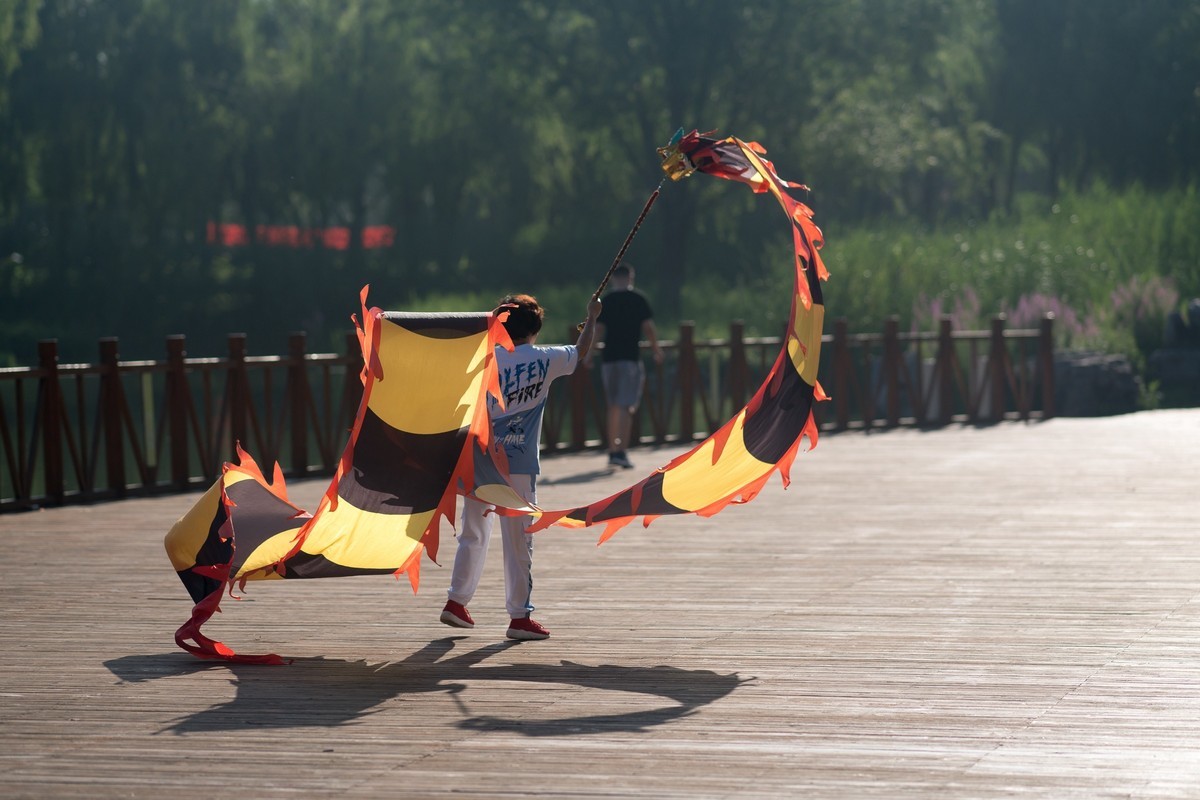 手舞彩带映晨光（2）