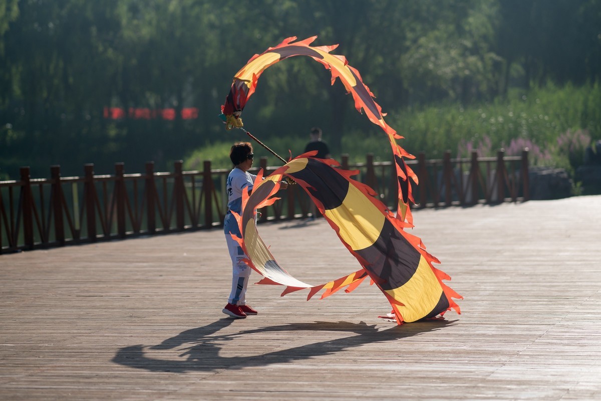 手舞彩带映晨光（2）