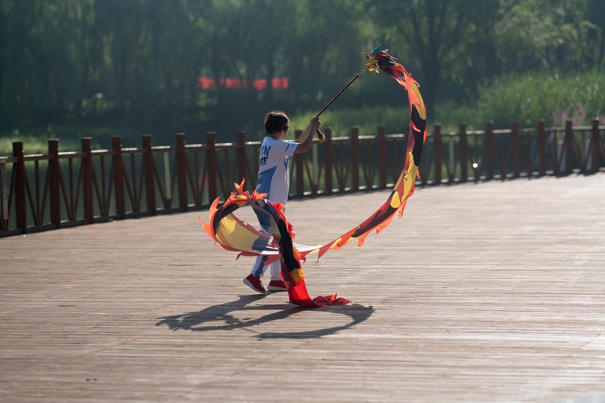 手舞彩带映晨光（2）